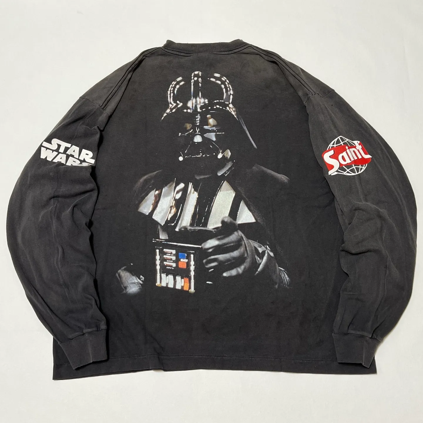 SAINT Mxxxxxx × STAR WARS SW_LS TEE /DARTHVADER/BLK Star Wars co-branded model Darth Vader/Anakin Skywalker distressed long sleeves washed black S-XL The print comes from "Anakin Skywalker" in "STAR WARS Episode I/The Phantom Menace" The impressive poster visual and the design of "Darth Vader" printed on the back The entire garment is hand-processed with dirt, washed with water, and printed with a distressed feel, which perfectly interprets the artistic specialty of NEW VINTAGE. In addition, the original co-branded main mark/wash mark/little angel anti-counterfeiting mark can be customized. It can be said that every detail of ZP is perfectly reproduced.